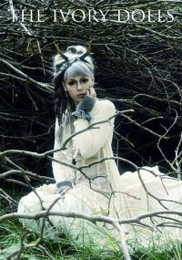 Shortcut to the Stars Handwarmers by The Ivory Dolls. Dreads by Mommy’s Dreads. Antler head piece by Nevermora. Modelled by Mai Magi.