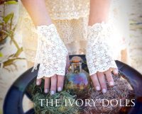 Lady Lace Gloves by The Ivory Dolls. Modelling and Photography by Ophylia Wispling.